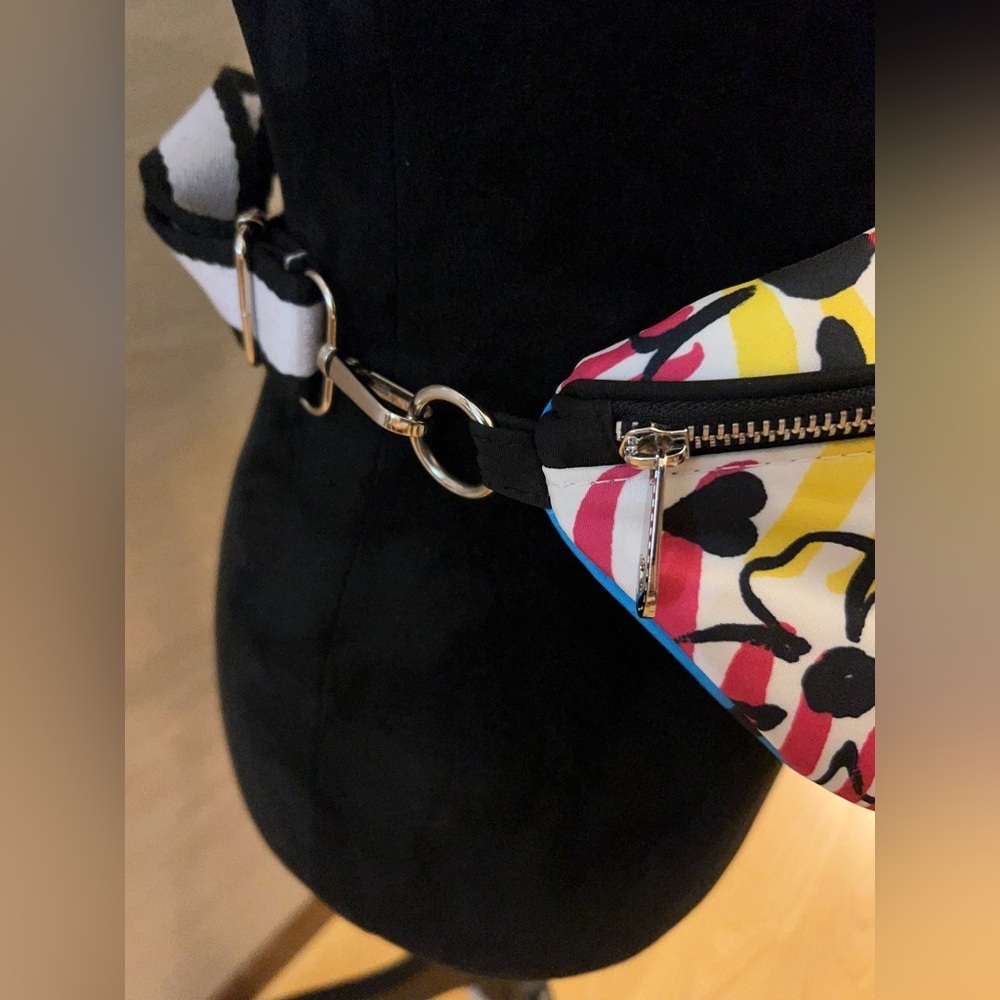 Brighton Graffiti Love Cross
Body Belt Bag 70s-Inspired Graphic Art - Picture 2 of 15
